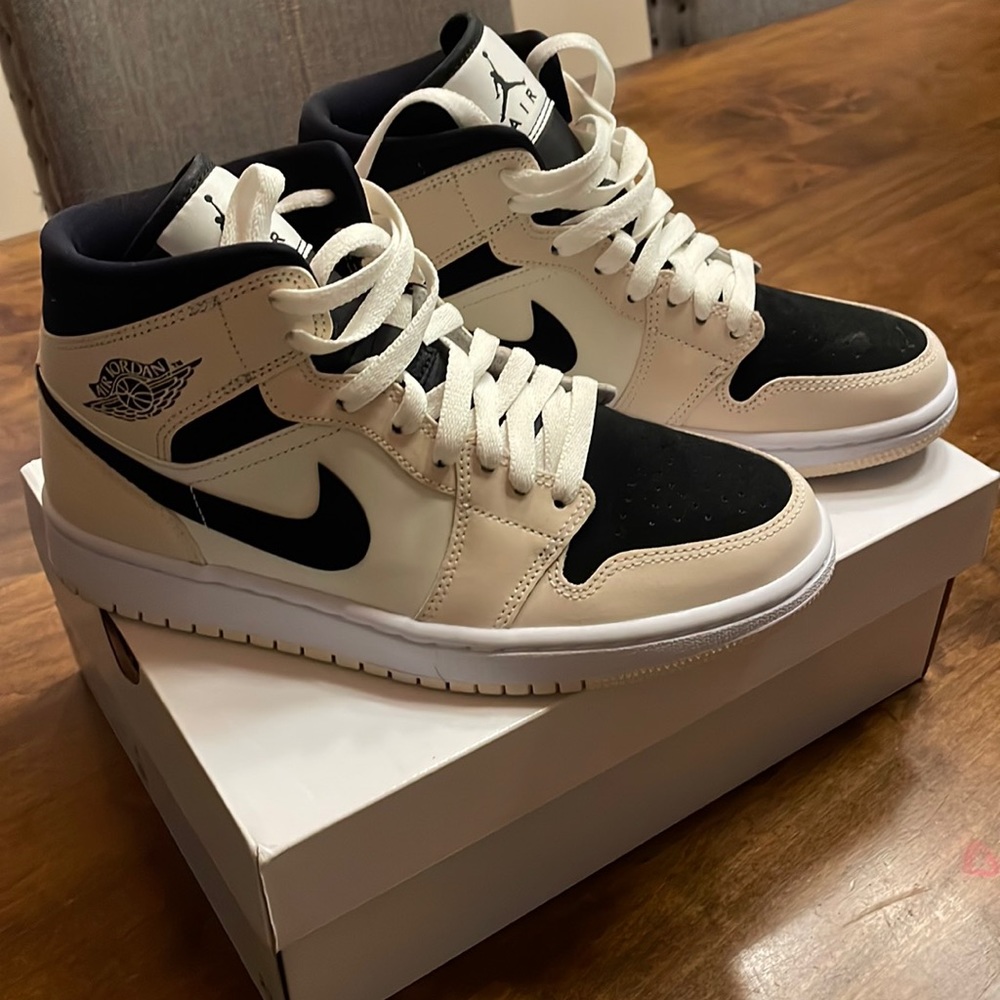 Woman’s Air Jordan 1 Mid
